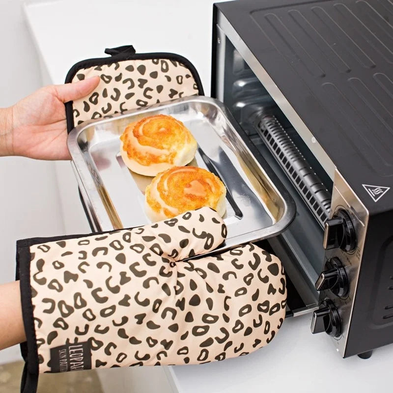 2PCS Leopard Print Oven Mitt & Pot Holder Set – Heat Resistant Kitchen Gloves