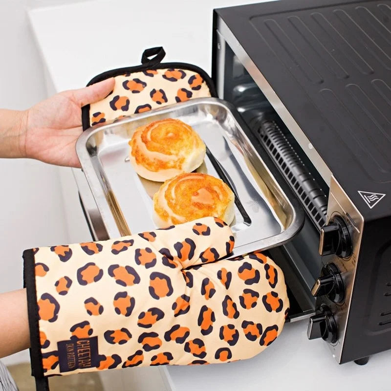 2PCS Leopard Print Oven Mitt & Pot Holder Set – Heat Resistant Kitchen Gloves